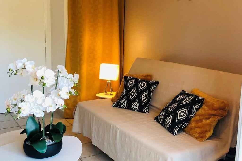 Studio Cabine Climatise 800 M De La Plage Et Des Commerces บอร์มส์-เลส์-มิโมซาส์ ภายนอก รูปภาพ