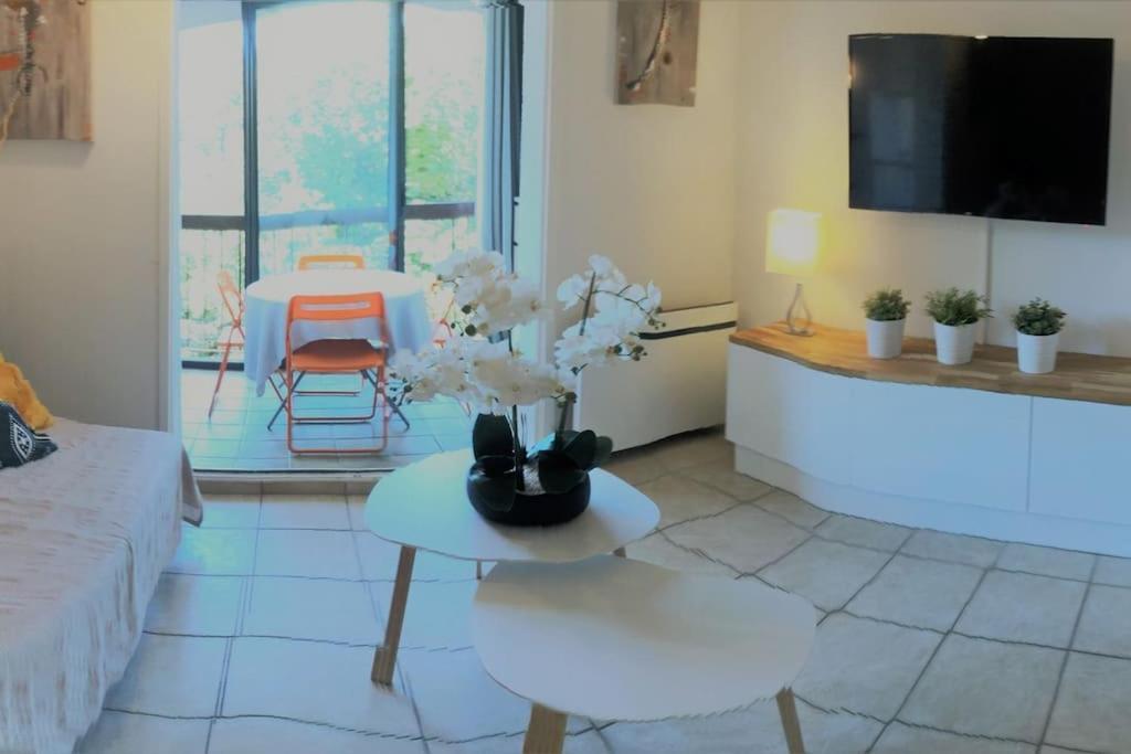 Studio Cabine Climatise 800 M De La Plage Et Des Commerces บอร์มส์-เลส์-มิโมซาส์ ภายนอก รูปภาพ